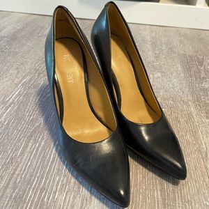 Womens 6.5 Nine West heels.